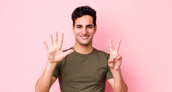 Stilig Hispanic Man Ler Och Ser Vänlig Visar Nummer Sju — Stockfoto