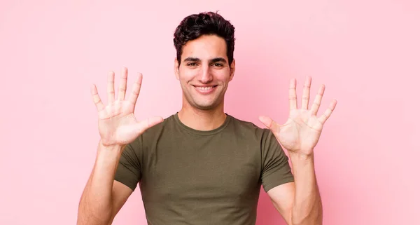 Pohledný Hispánec Usmívá Vypadá Přátelsky Ukazuje Číslo Deset Nebo Deset — Stock fotografie