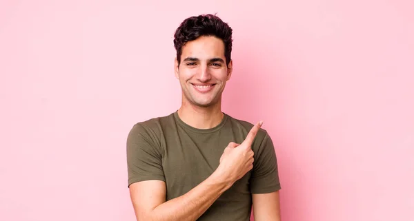 Pohledný Hispánec Vesele Usmívá Cítí Šťastný Ukazuje Stranu Nahoru Ukazuje — Stock fotografie