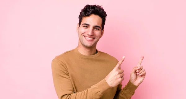 Bello Ispanico Uomo Sorridente Felicemente Che Punta Lato Verso Alto — Foto Stock