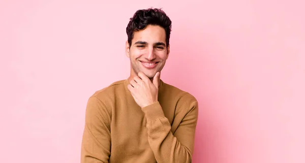 Hombre Hispano Guapo Sonriendo Disfrutando Vida Sintiéndose Feliz Amistoso Satisfecho — Foto de Stock