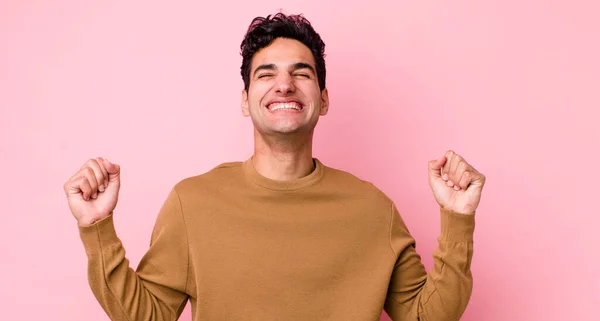 Hombre Hispano Guapo Mirando Extremadamente Feliz Sorprendido Celebrando Éxito Gritando — Foto de Stock