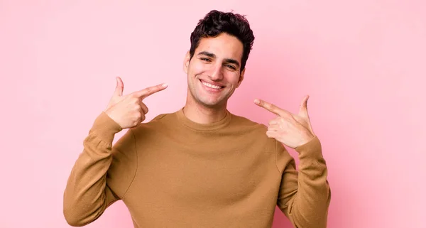 Knappe Spaanse Man Glimlachend Vol Vertrouwen Wijzend Naar Een Eigen — Stockfoto