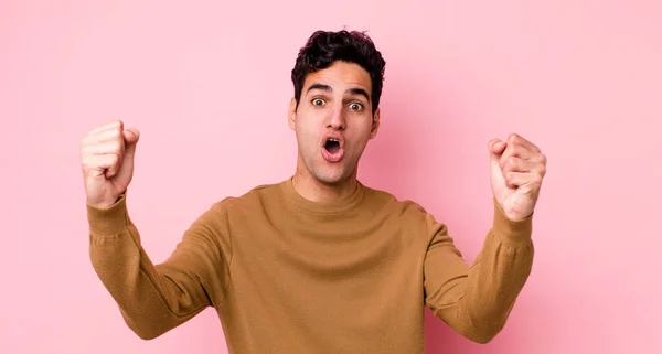 Hombre Hispano Guapo Celebrando Éxito Increíble Como Ganador Mirando Emocionado — Foto de Stock