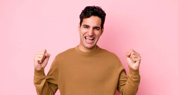 Hombre Hispano Guapo Sintiéndose Feliz Sorprendido Orgulloso Gritando Celebrando Éxito — Foto de Stock