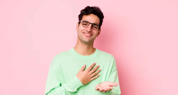 Homem Hispânico Bonito Sentindo Feliz Apaixonado Sorrindo Com Uma Mão — Fotografia de Stock