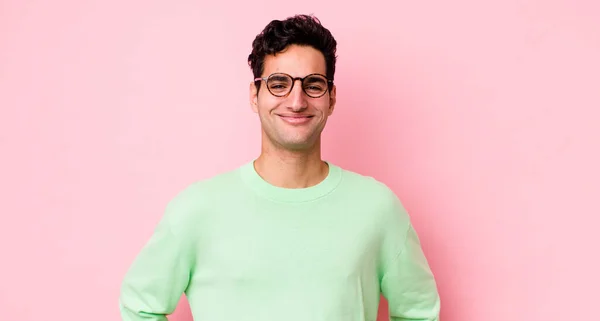Yakışıklı Spanyol Adam Neşeli Rahat Bir Şekilde Gülümsüyor Olumlu Mutlu — Stok fotoğraf