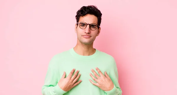 Hombre Hispano Guapo Señalándose Mismo Con Una Mirada Confusa Cuestionable — Foto de Stock