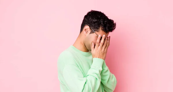 Bell Uomo Ispanico Che Copre Gli Occhi Con Mani Con — Foto Stock