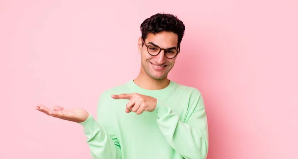 Gutaussehender Hispanischer Mann Der Fröhlich Lächelt Und Auf Den Platz — Stockfoto