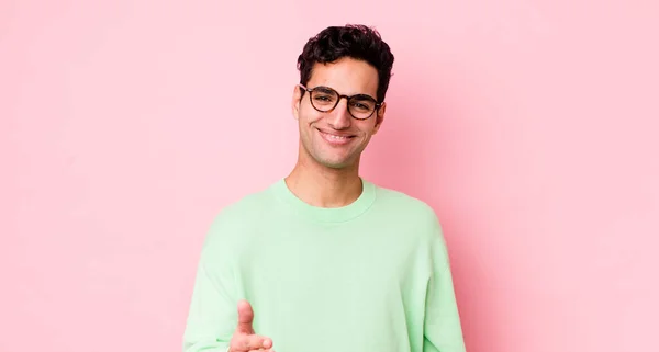 Apuesto Hombre Hispano Sonriendo Luciendo Feliz Confiado Amigable Ofreciendo Apretón — Foto de Stock