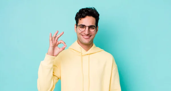 Hombre Hispano Guapo Sintiéndose Feliz Relajado Satisfecho Mostrando Aprobación Con — Foto de Stock