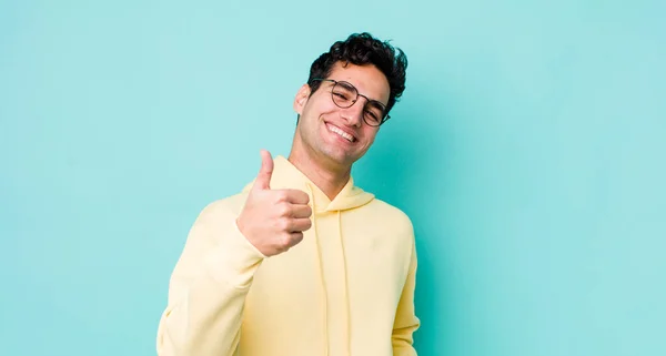 Hombre Hispano Guapo Sintiéndose Orgulloso Despreocupado Seguro Feliz Sonriendo Positivamente —  Fotos de Stock