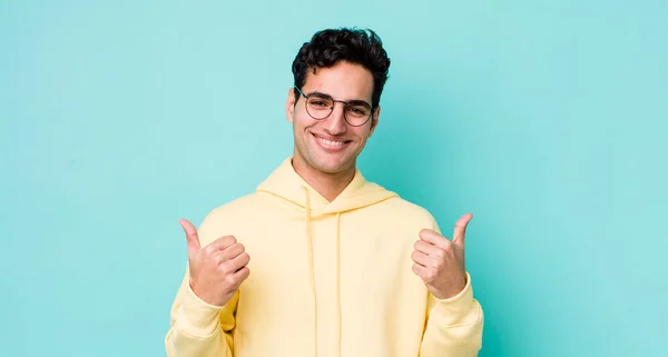 Bonito Hispânico Homem Sorrindo Alegremente Olhando Feliz Sentindo Despreocupado Positivo — Fotografia de Stock
