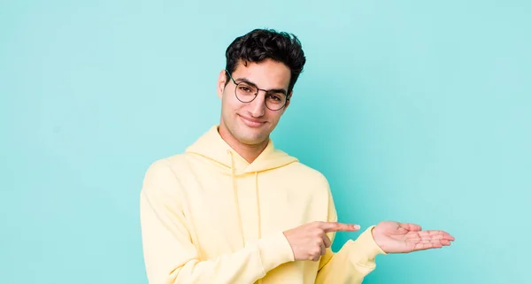 Hombre Hispano Guapo Sonriendo Sintiéndose Feliz Despreocupado Satisfecho Apuntando Concepto —  Fotos de Stock