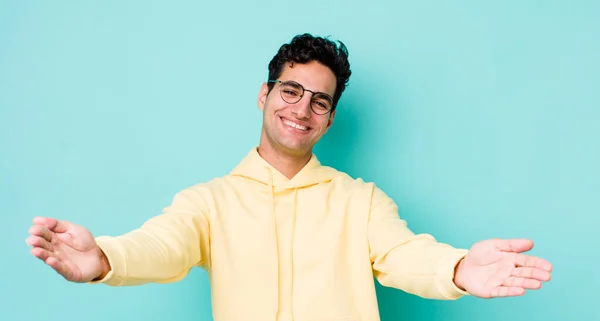 Bonito Hispânico Homem Sorrindo Alegremente Dando Caloroso Amigável Amoroso Abraço — Fotografia de Stock