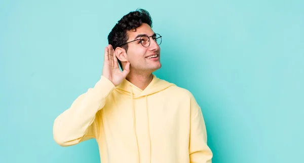 Schöner Hispanischer Mann Lächelt Schaut Neugierig Zur Seite Versucht Klatsch — Stockfoto