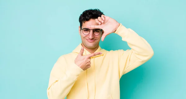 Homem Hispânico Bonito Sentindo Feliz Amigável Positivo Sorrindo Fazendo Retrato — Fotografia de Stock