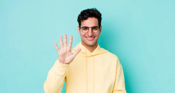 Knappe Spaanse Man Glimlachend Vriendelijk Nummer Vijf Vijfde Met Hand — Stockfoto
