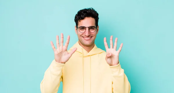 Knappe Spaanse Man Glimlachend Vriendelijk Nummer Negen Negende Met Hand — Stockfoto