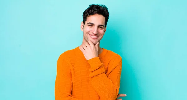 Pohledný Hispánec Usmívá Užívá Života Cítí Šťastný Přátelský Spokojený Bezstarostný — Stock fotografie