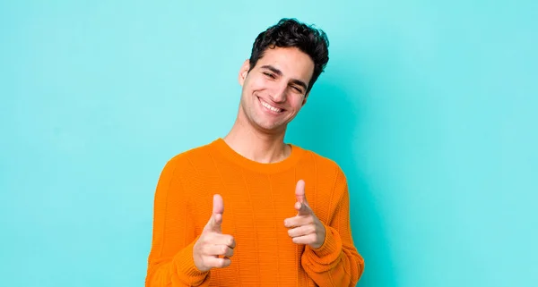 Jóképű Spanyol Férfi Érzés Boldog Hűvös Elégedett Nyugodt Sikeres Mutatva — Stock Fotó