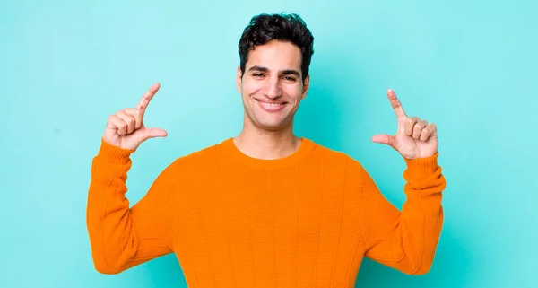 Homem Hispânico Bonito Enquadrando Delinear Próprio Sorriso Com Duas Mãos — Fotografia de Stock