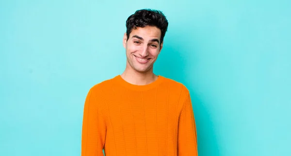 Hombre Hispano Guapo Con Una Sonrisa Grande Amigable Despreocupada Con — Foto de Stock