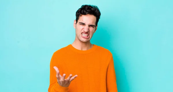 Yakışıklı Spanyol Adam Sinirli Sinirli Sinirlenmiş Görünüyor Bağırıyor Senin Neyin — Stok fotoğraf
