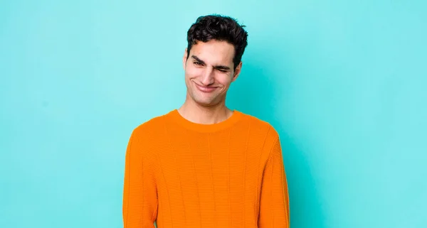Bonito Hispânico Homem Olhando Feliz Amigável Sorrindo Piscar Olho Para — Fotografia de Stock
