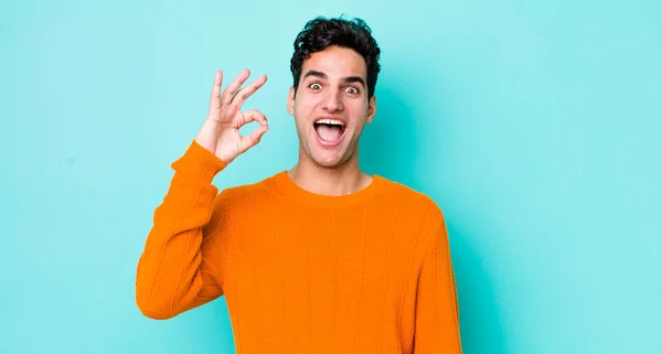 Homem Hispânico Bonito Sentindo Bem Sucedido Satisfeito Sorrindo Com Boca — Fotografia de Stock