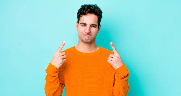 Bonito Hispânico Homem Com Uma Atitude Olhar Orgulhoso Agressivo Apontando — Fotografia de Stock