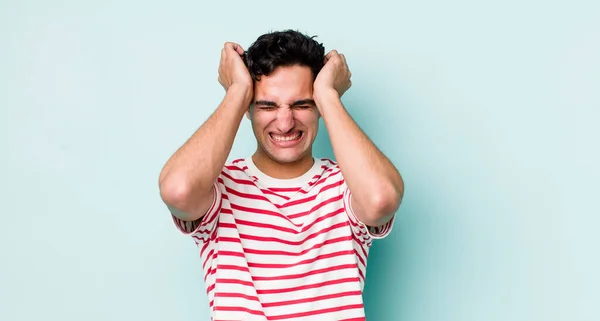 Przystojny Latynos Człowiek Uczucie Zestresowany Niespokojny Przygnębiony Sfrustrowany Bólu Głowy — Zdjęcie stockowe