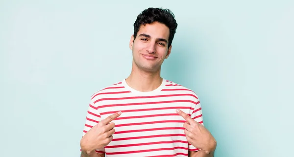 Bonito Hispânico Homem Olhando Orgulhoso Positivo Casual Apontando Para Peito — Fotografia de Stock