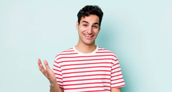 Stilig Hispanic Man Känner Sig Glad Förvånad Och Glad Ler — Stockfoto