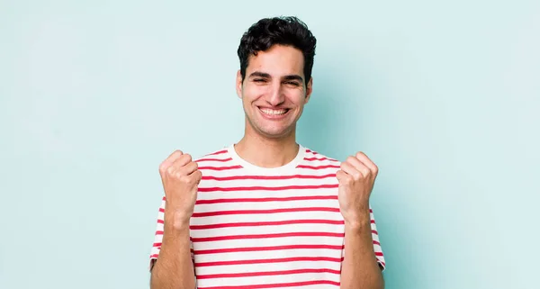 Homem Hispânico Bonito Gritando Triunfalmente Rindo Sentindo Feliz Animado Celebrar — Fotografia de Stock