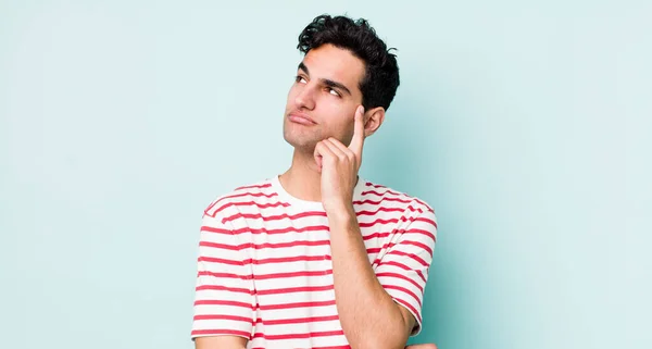 Schöner Hispanischer Mann Mit Konzentriertem Blick Der Sich Mit Zweifelndem — Stockfoto