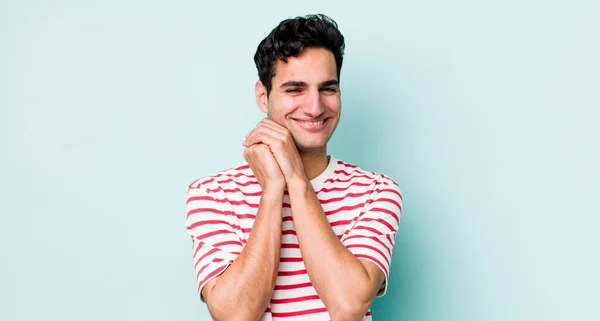 Yakışıklı Spanyol Bir Adam Aşık Sevimli Görünüyor Sevimli Mutlu Romantik — Stok fotoğraf