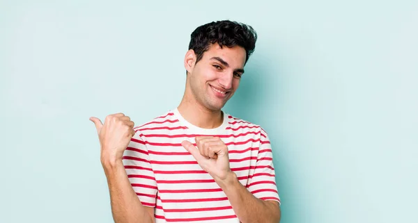Yakışıklı Spanyol Adam Neşeyle Gülümsüyor Yan Taraftaki Fotokopi Alanını Işaret — Stok fotoğraf