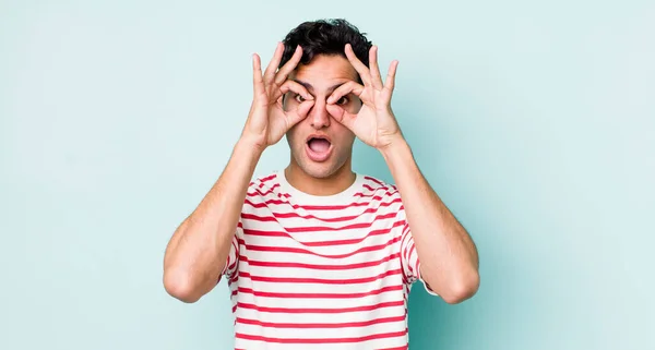Homem Hispânico Bonito Sentindo Chocado Surpreso Surpreso Segurando Óculos Com — Fotografia de Stock