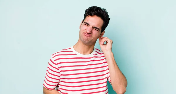 Yakışıklı Spanyol Bir Adam Stresli Hayal Kırıklığına Uğramış Yorgun Endişeli — Stok fotoğraf