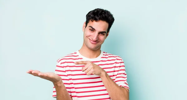 Homem Hispânico Bonito Sorrindo Alegremente Apontando Para Copiar Espaço Palma — Fotografia de Stock