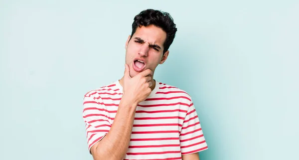 Hombre Hispano Guapo Con Boca Los Ojos Bien Abiertos Mano —  Fotos de Stock