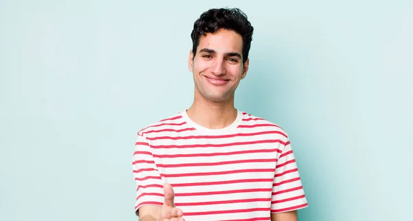 Bonito Hispânico Homem Sorrindo Olhando Feliz Confiante Amigável Oferecendo Aperto — Fotografia de Stock
