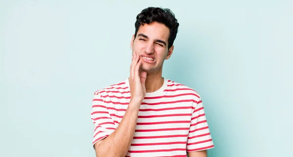 Homem Hispânico Bonito Segurando Bochecha Sofrendo Dor Dente Dolorosa Sentindo — Fotografia de Stock