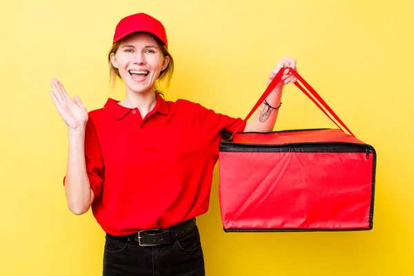 Röd Huvud Vacker Kvinna Känner Sig Glad Och Förvånad Över — Stockfoto