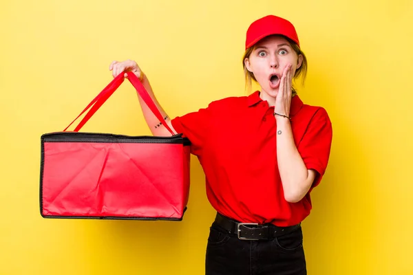 Röd Huvud Vacker Kvinna Känner Chockad Och Rädd Leverans Pizza — Stockfoto