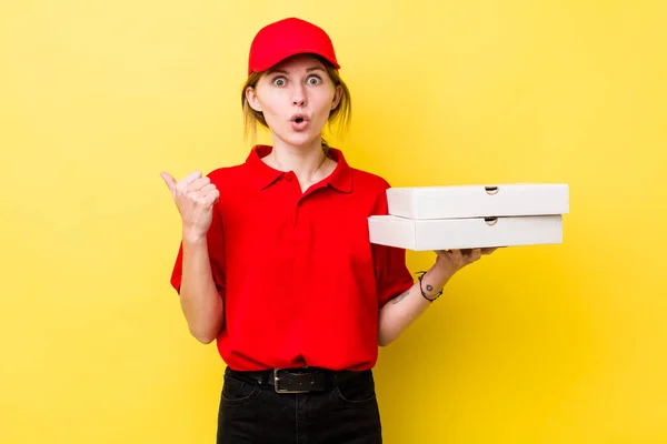 Kızıl Saçlı Güzel Bir Kadın Inançsızlıktan Şaşkın Şaşkın Bakıyor Pizza — Stok fotoğraf