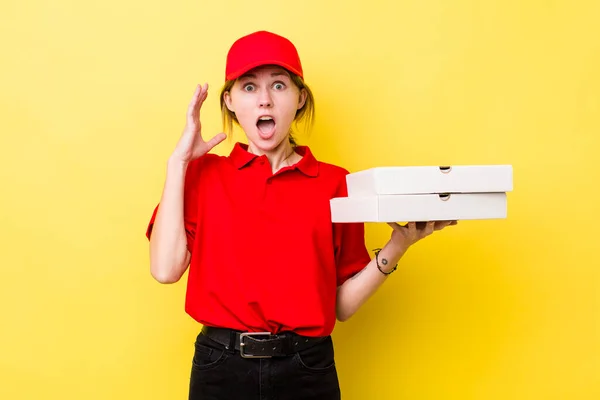 Kızıl Saçlı Güzel Kadın Ellerini Havaya Kaldırarak Çığlık Atıyor Pizza — Stok fotoğraf