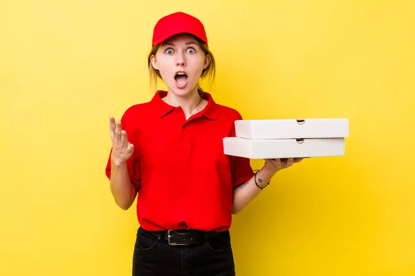 赤い頭のきれいな女性は非常にショックと驚きを感じている 配達ピザのコンセプト — ストック写真
